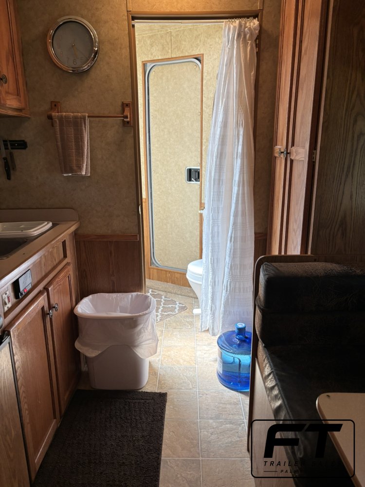 2005 Exiss 3 Horse 10' Living Quarter