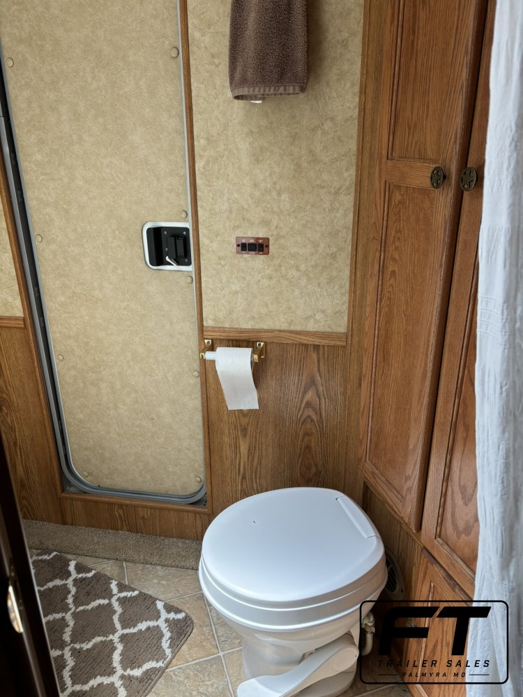 2005 Exiss 3 Horse 10' Living Quarter