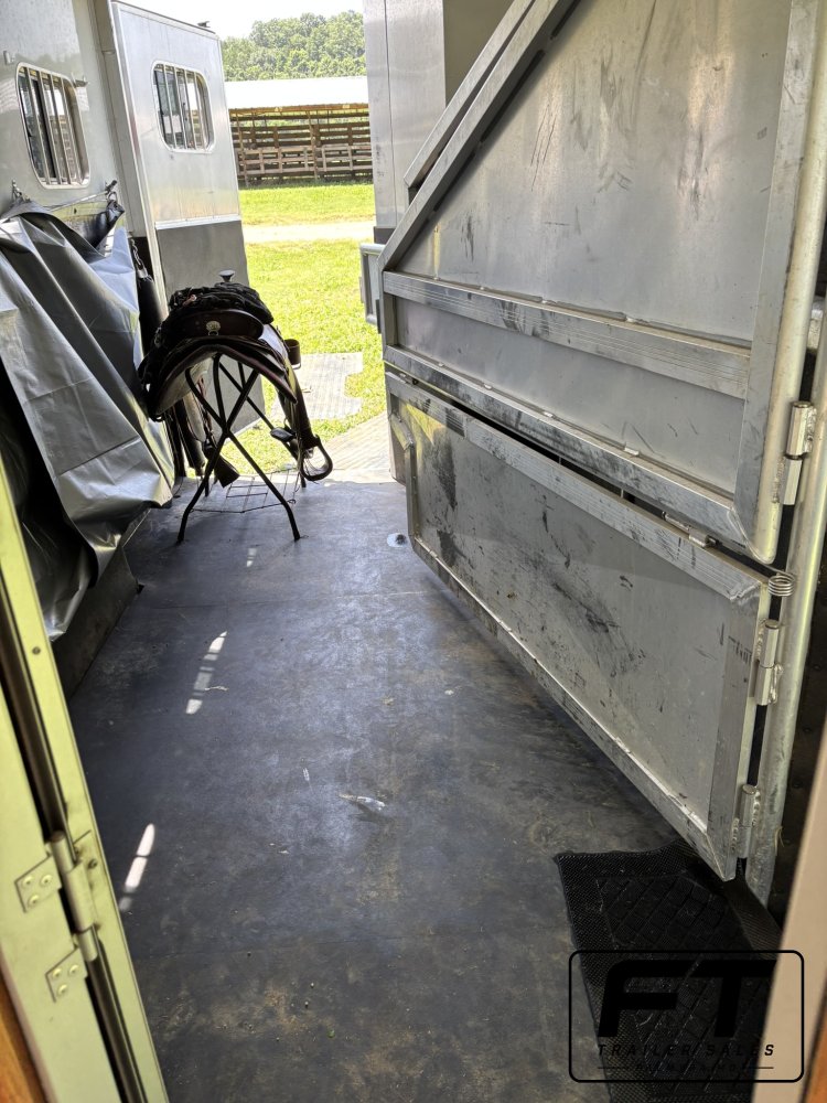 2005 Exiss 3 Horse 10' Living Quarter