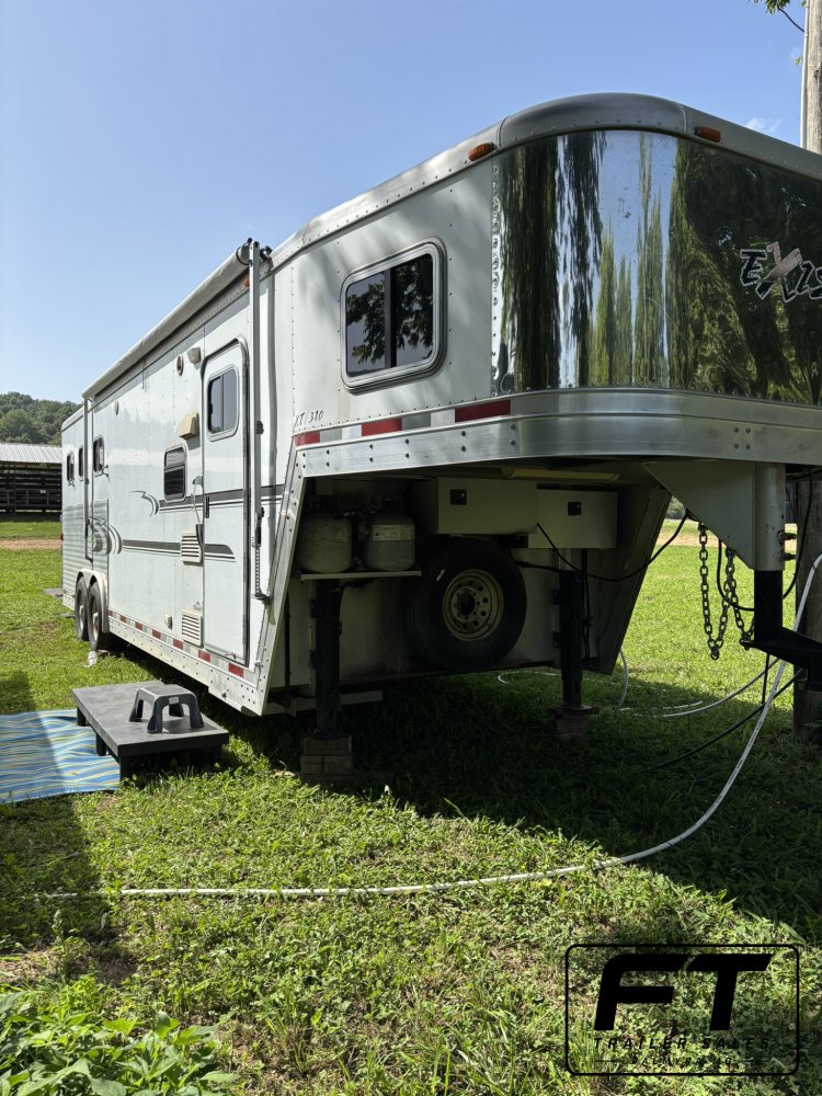 2005 Exiss 3 Horse 10' Living Quarter