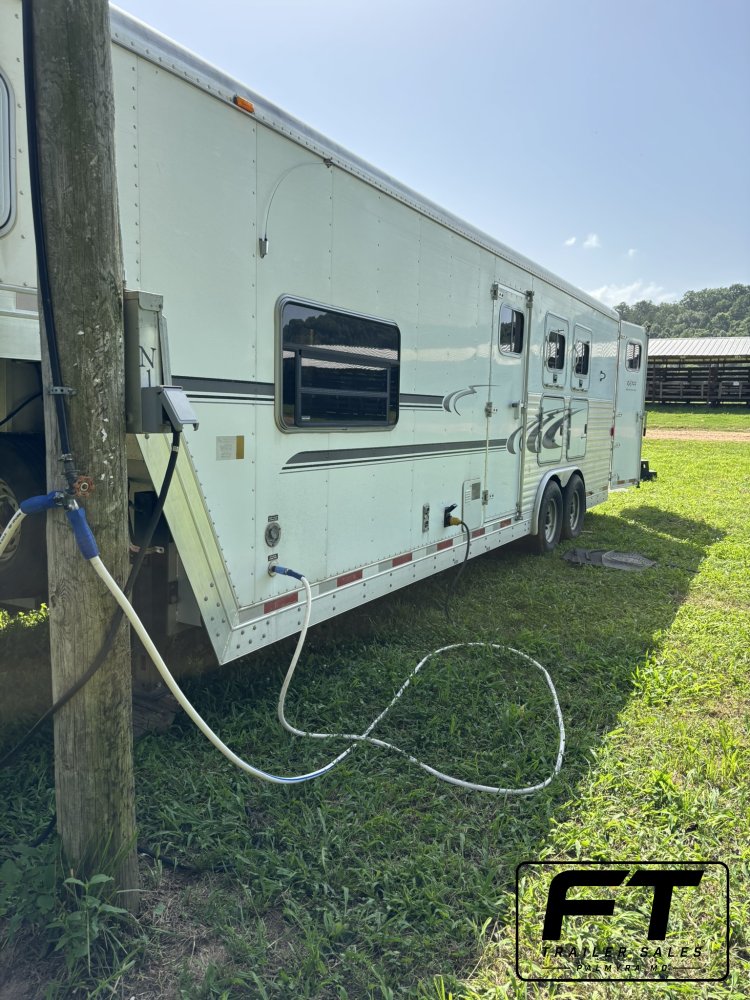 2005 Exiss 3 Horse 10' Living Quarter