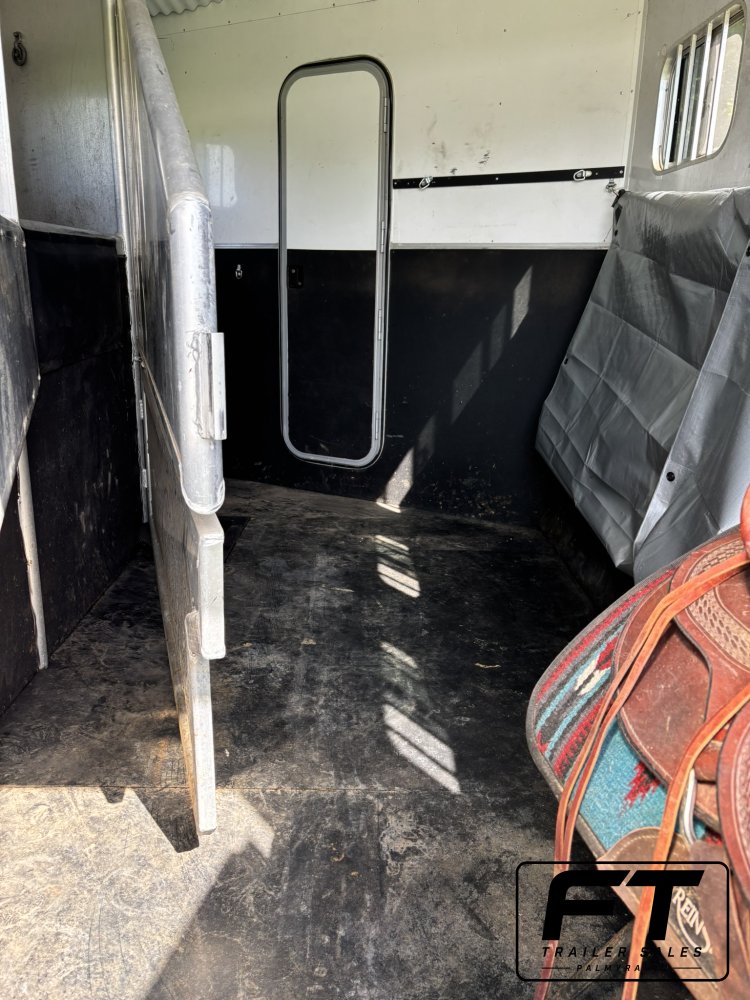 2005 Exiss 3 Horse 10' Living Quarter