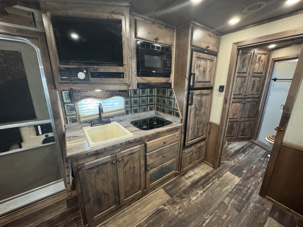 2020 Twister 4 Horse Sideload with 15'9 Trail Boss Conversions