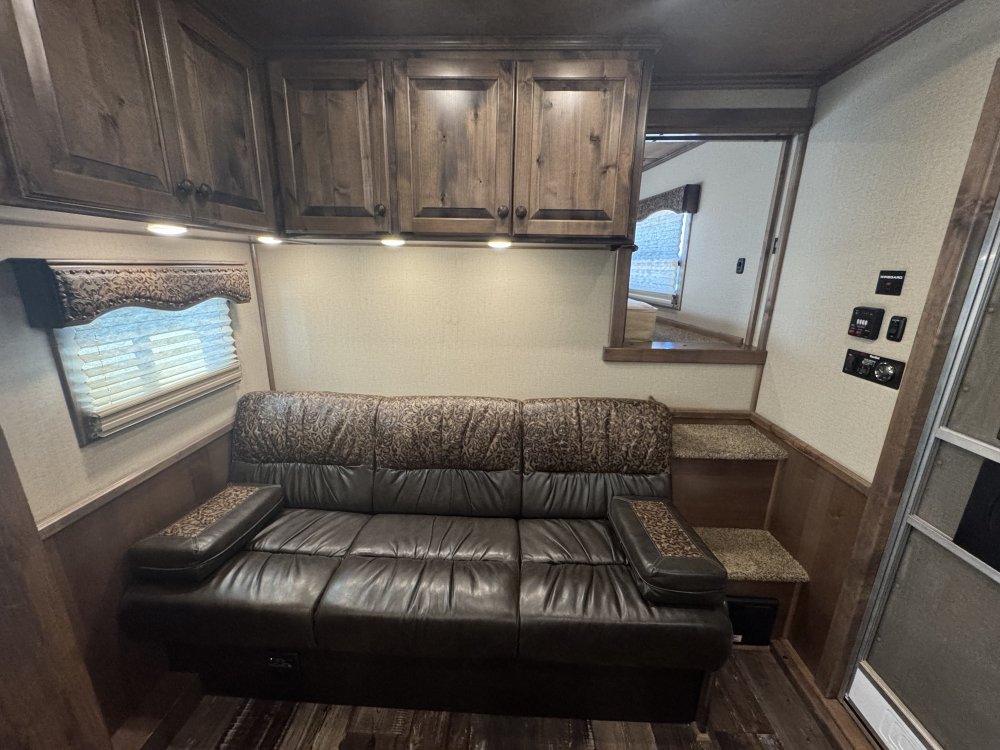 2020 Twister 4 Horse Sideload with 15'9 Trail Boss Conversions