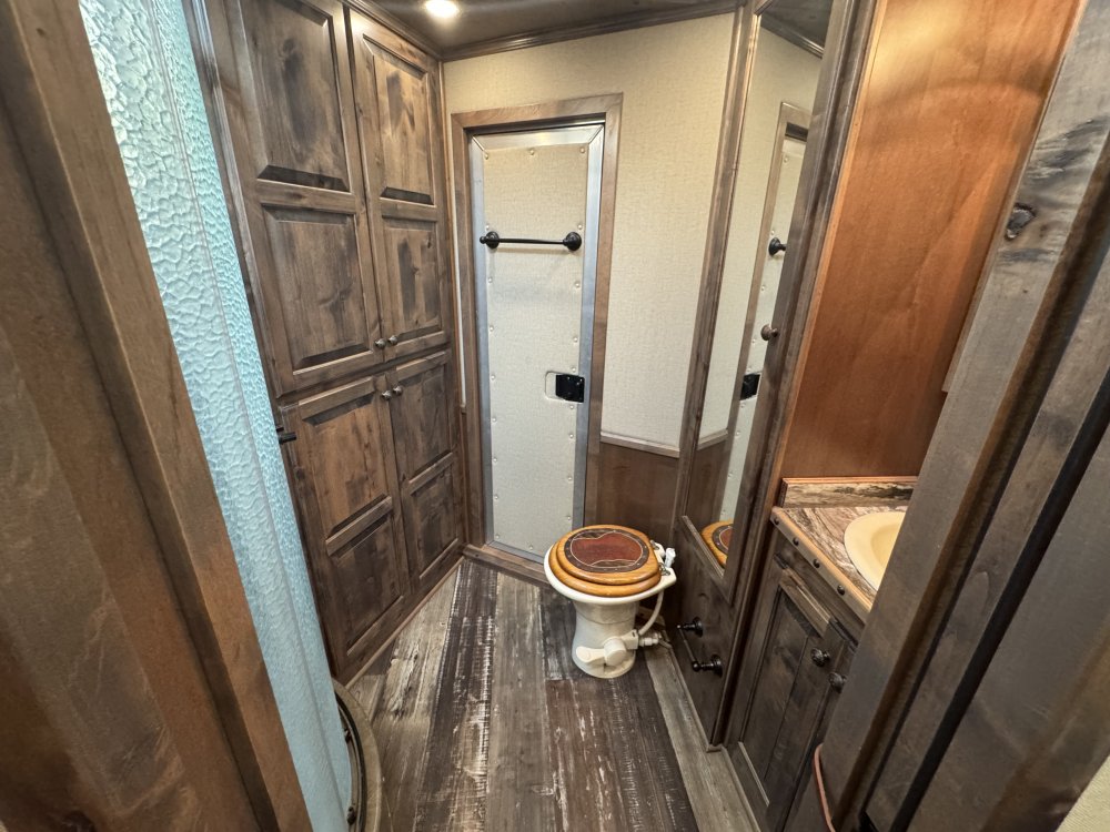 2020 Twister 4 Horse Sideload with 15'9 Trail Boss Conversions