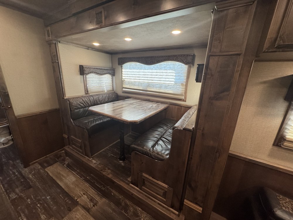 2020 Twister 4 Horse Sideload with 15'9 Trail Boss Conversions