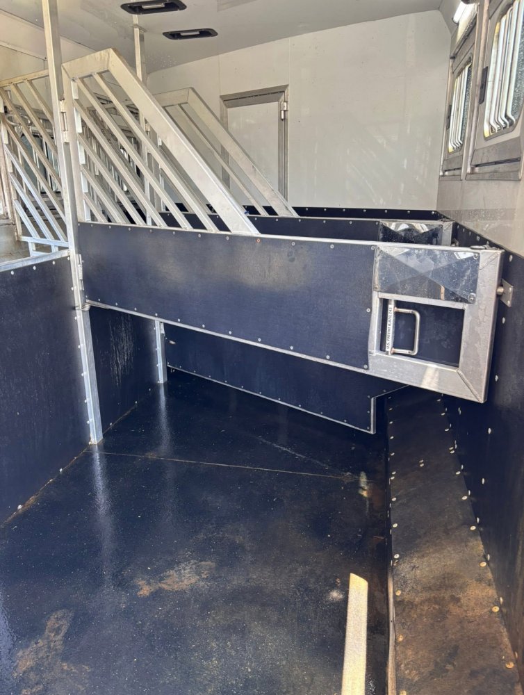 2020 Twister 4 Horse Sideload with 15'9 Trail Boss Conversions