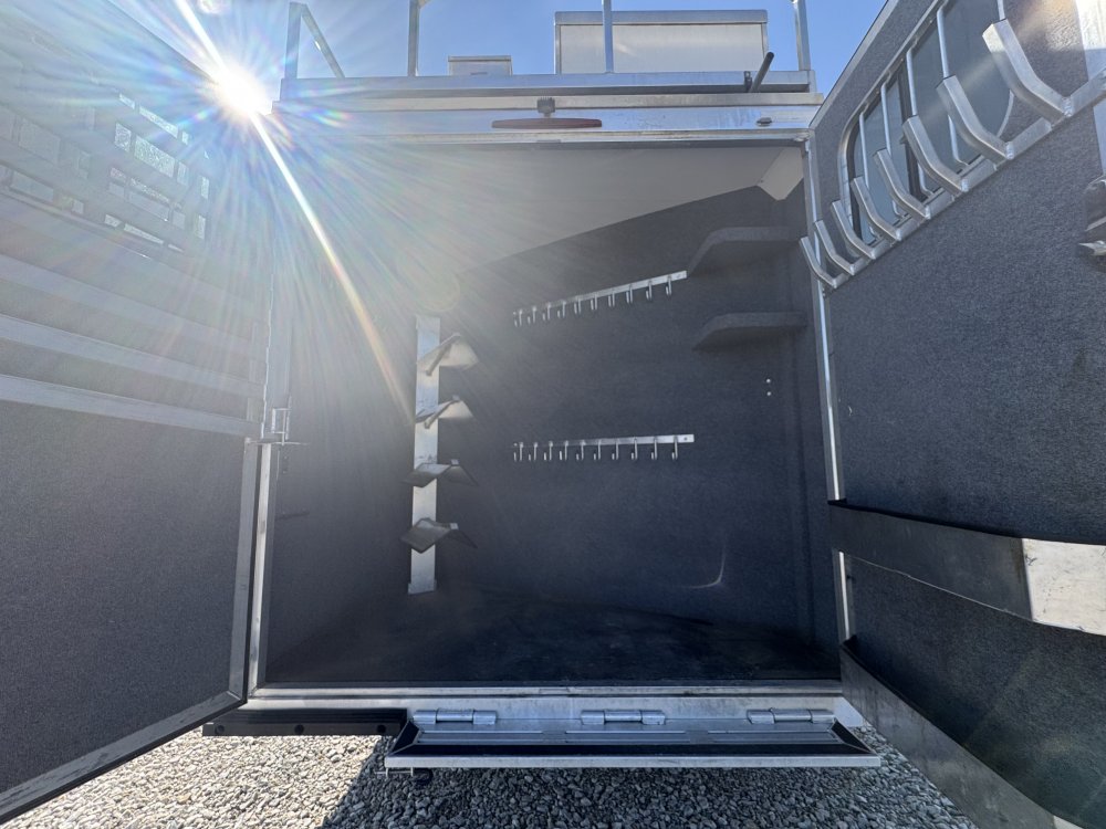 2020 Twister 4 Horse Sideload with 15'9 Trail Boss Conversions
