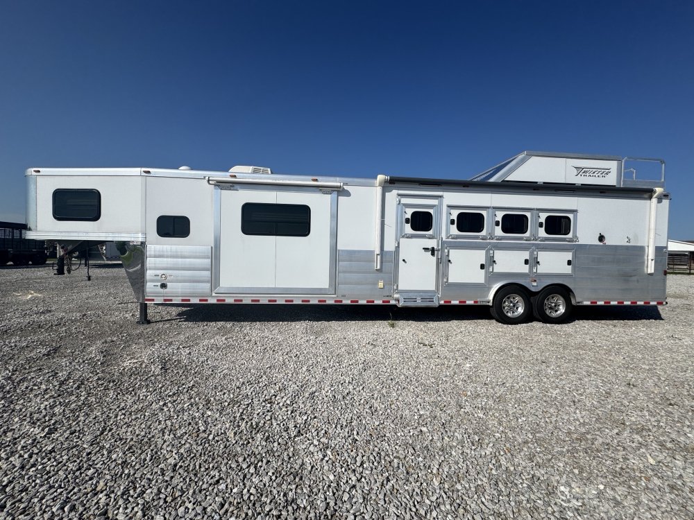 2020 Twister 4 Horse Sideload with 15'9 Trail Boss Conversions