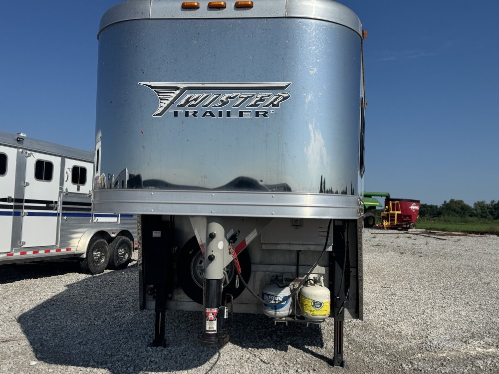 2020 Twister 4 Horse Sideload with 15'9 Trail Boss Conversions