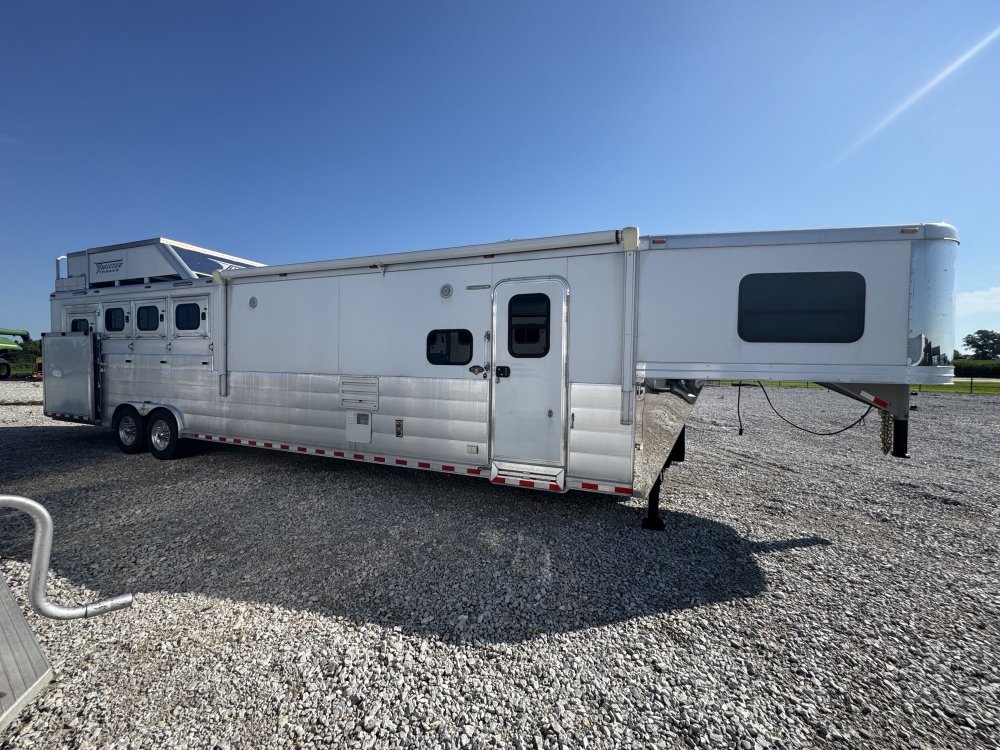 2020 Twister 4 Horse Sideload with 15'9 Trail Boss Conversions