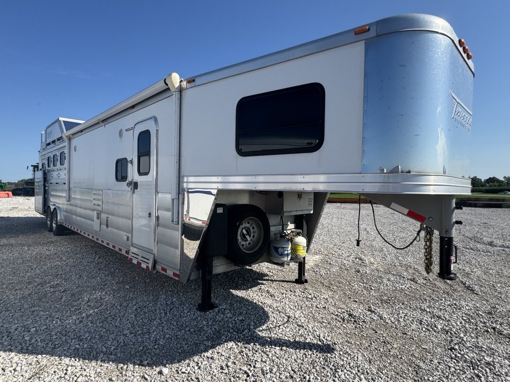 2020 Twister 4 Horse Sideload with 15'9 Trail Boss Conversions