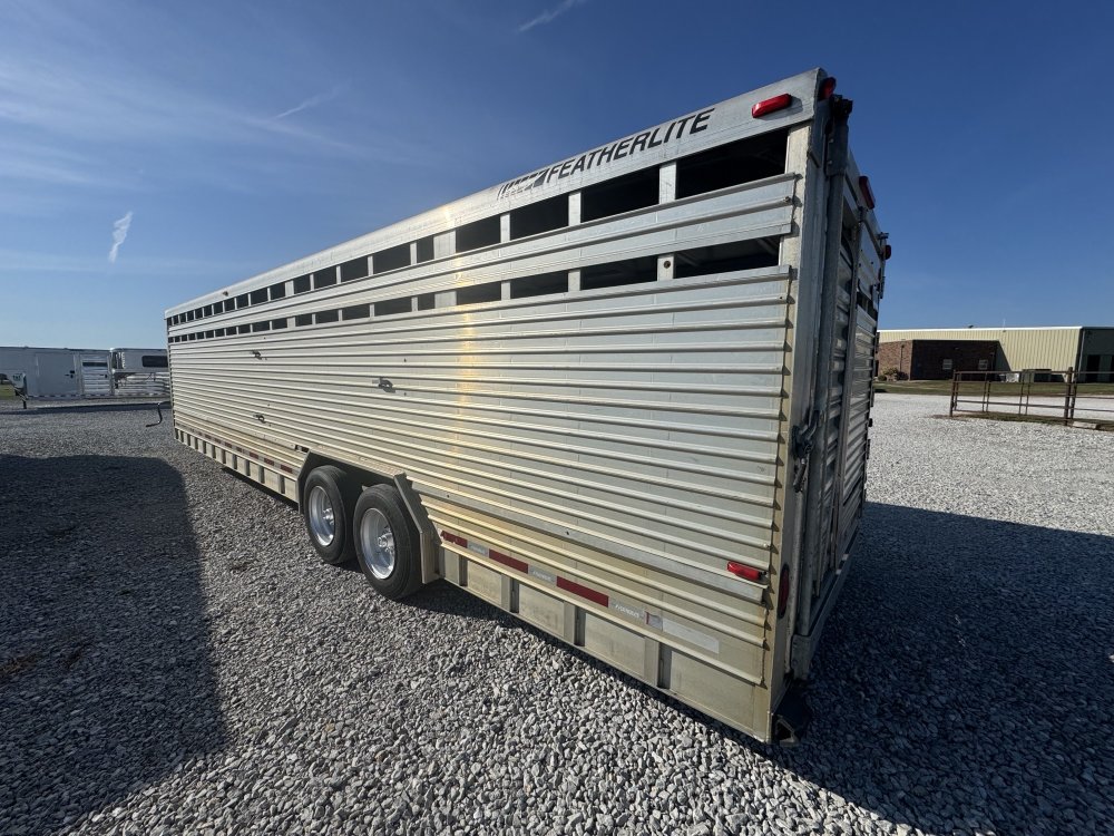 2006 Featherlite 30' Livestock Trailer