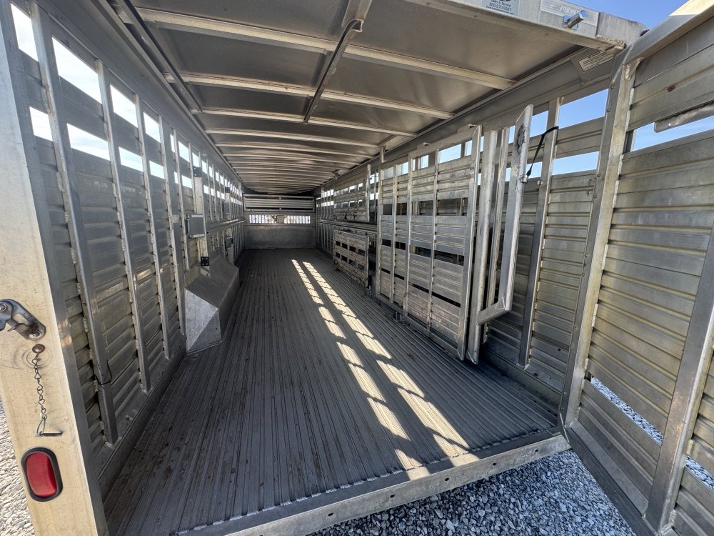 2006 Featherlite 30' Livestock Trailer