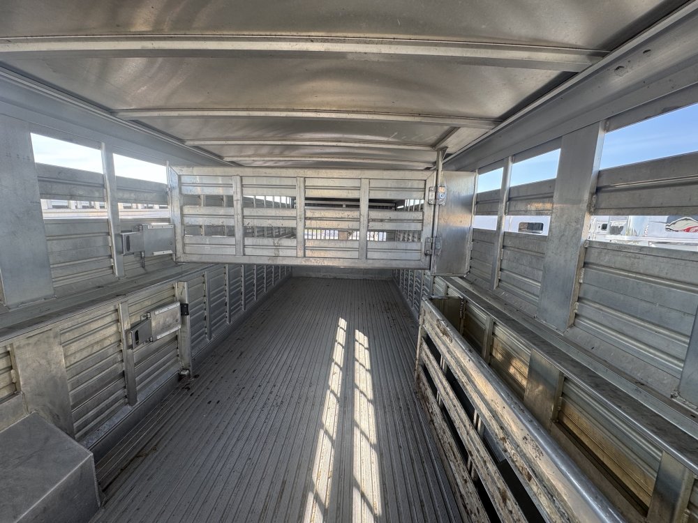 2006 Featherlite 30' Livestock Trailer