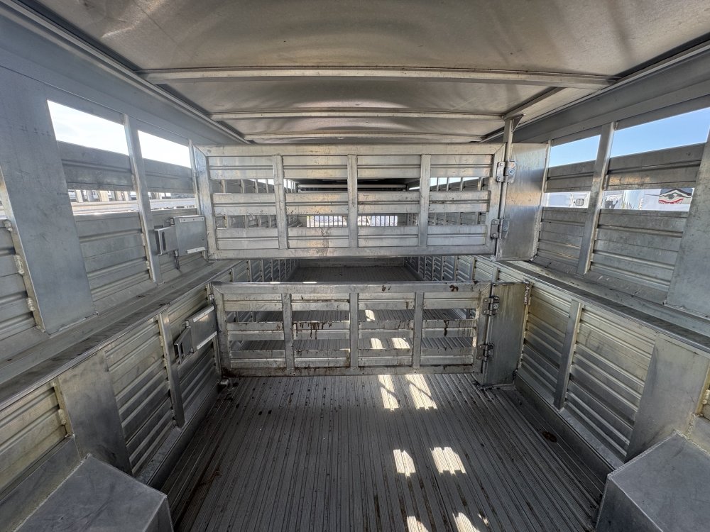 2006 Featherlite 30' Livestock Trailer