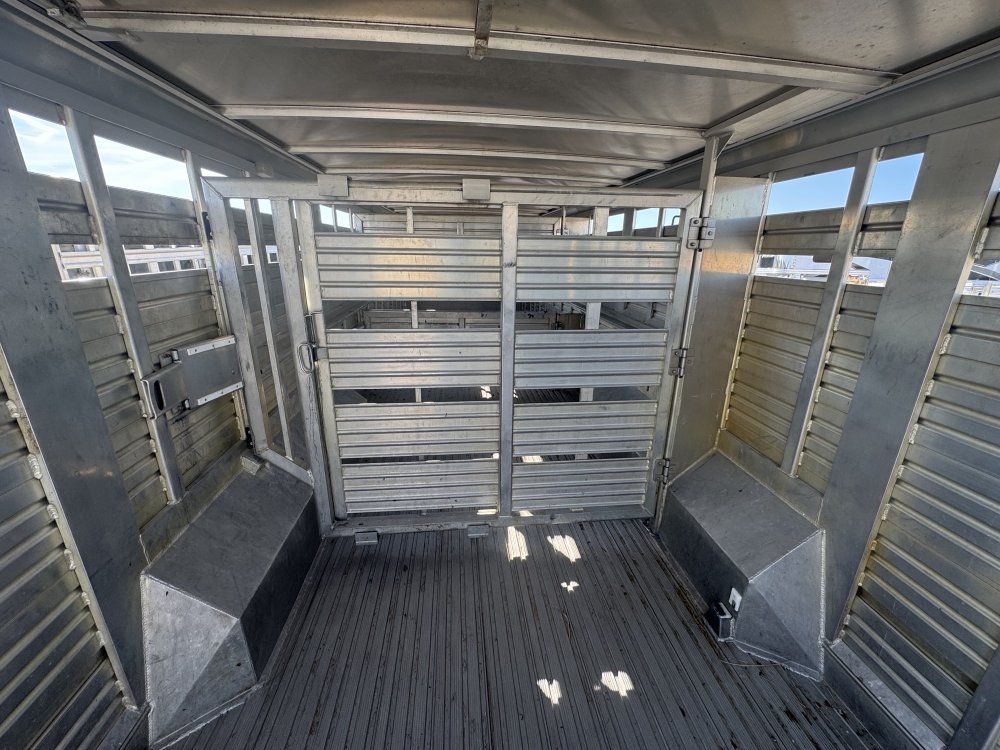 2006 Featherlite 30' Livestock Trailer