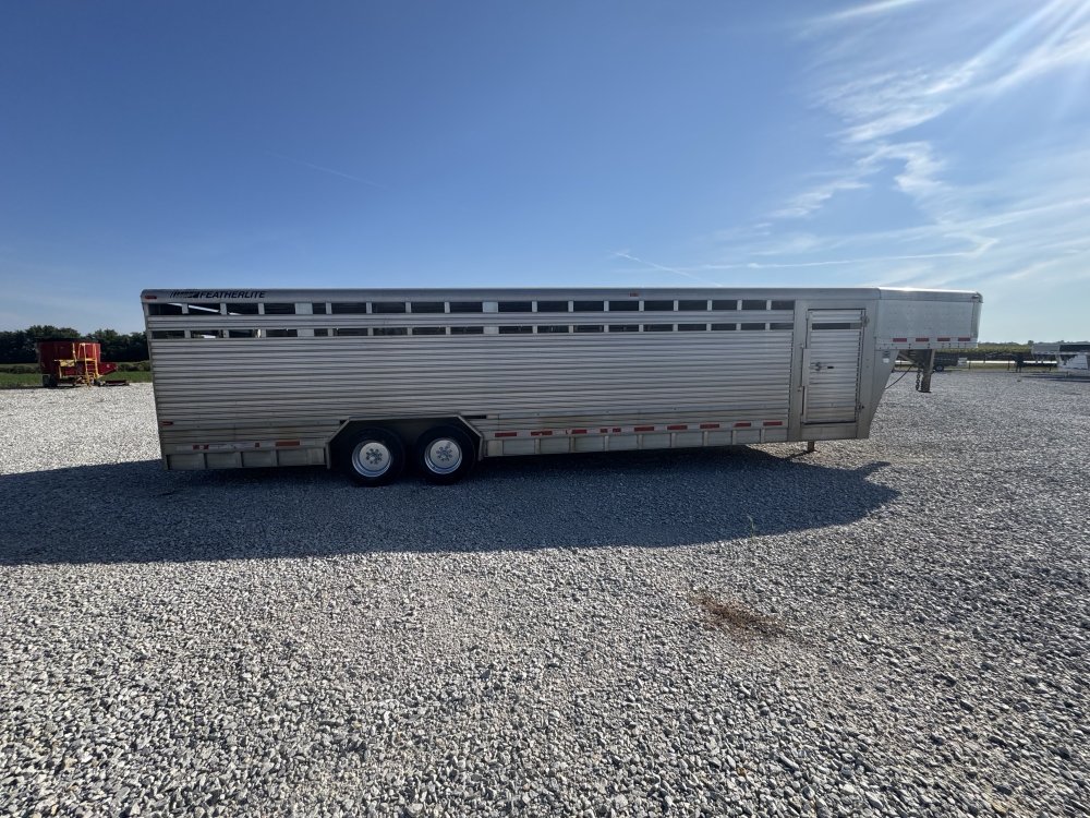 2006 Featherlite 30' Livestock Trailer