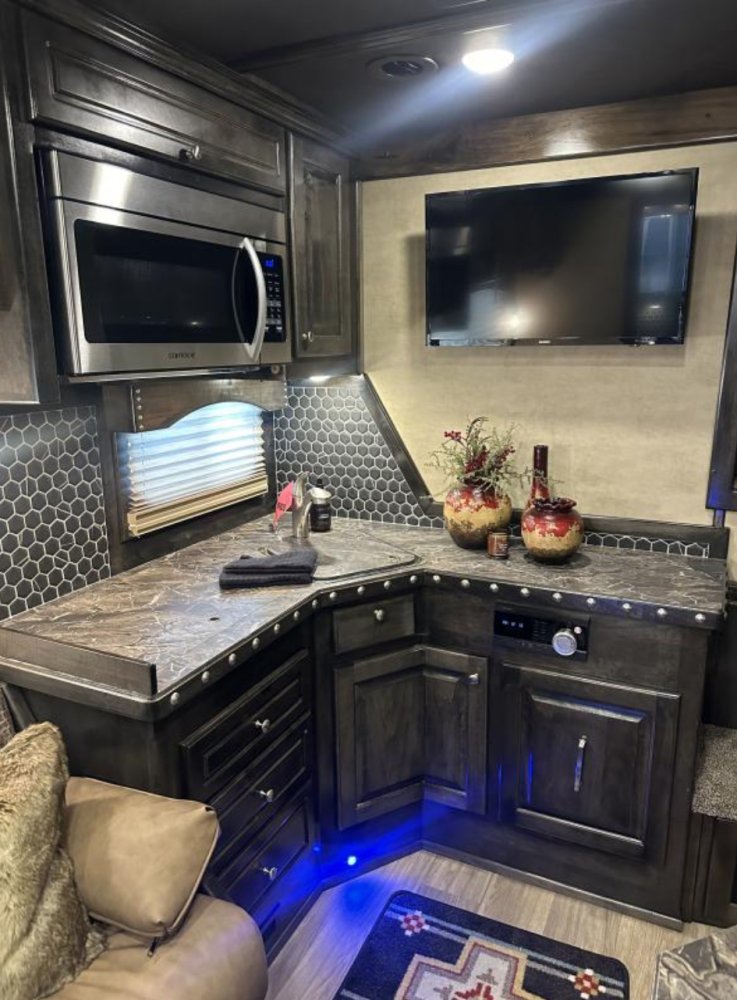 2024 Hart 4 Horse Side Load 15' LQ Outlaw Conversions