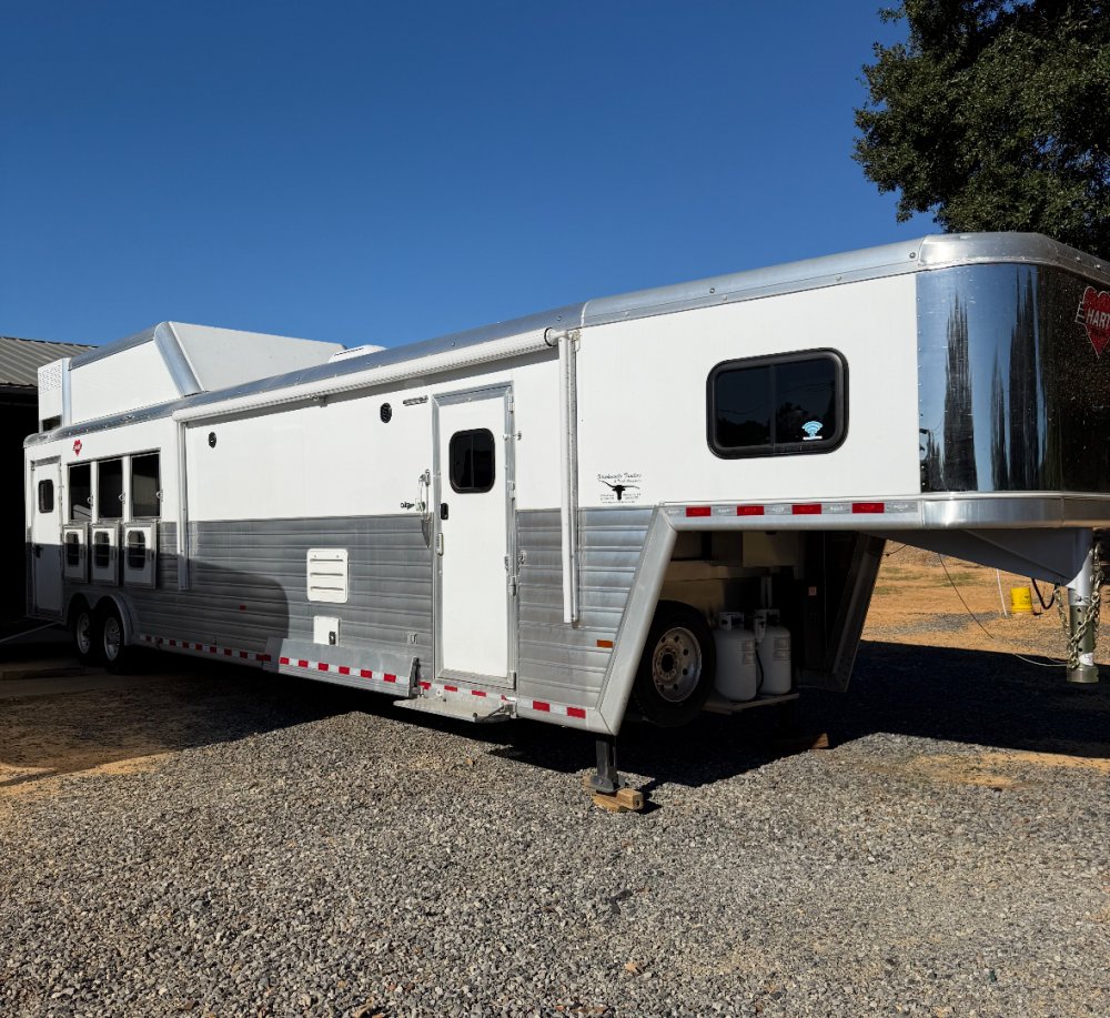2024 Hart 4 Horse Side Load 15' LQ Outlaw Conversions