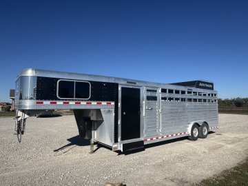 2017 Elite 24' Livestock w/ double door 4' tack
