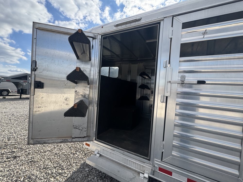 2017 Elite 24' Livestock w/ double door 4' tack