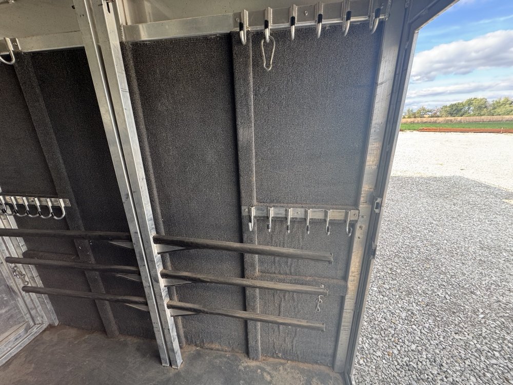 2017 Elite 24' Livestock w/ double door 4' tack