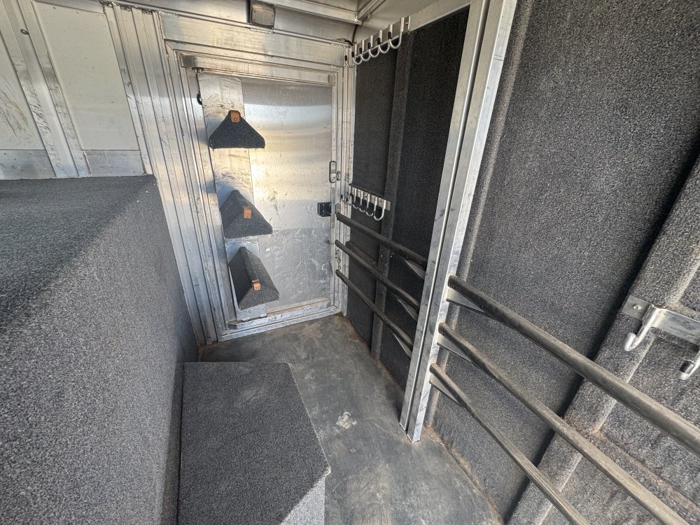 2017 Elite 24' Livestock w/ double door 4' tack