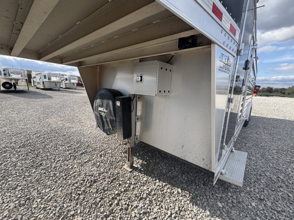 2017 Elite 24' Livestock w/ double door 4' tack