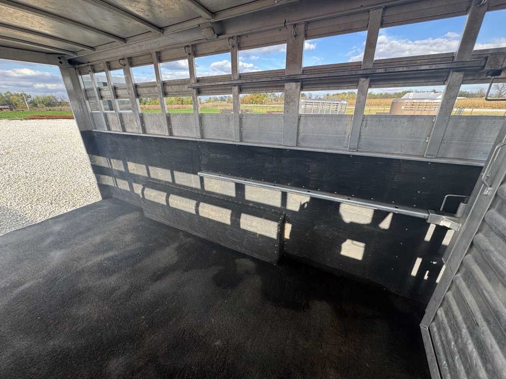 2017 Elite 24' Livestock w/ double door 4' tack