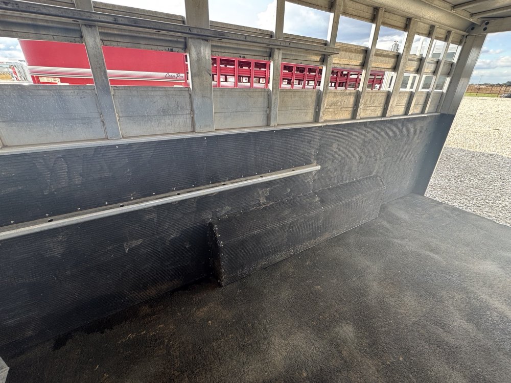 2017 Elite 24' Livestock w/ double door 4' tack