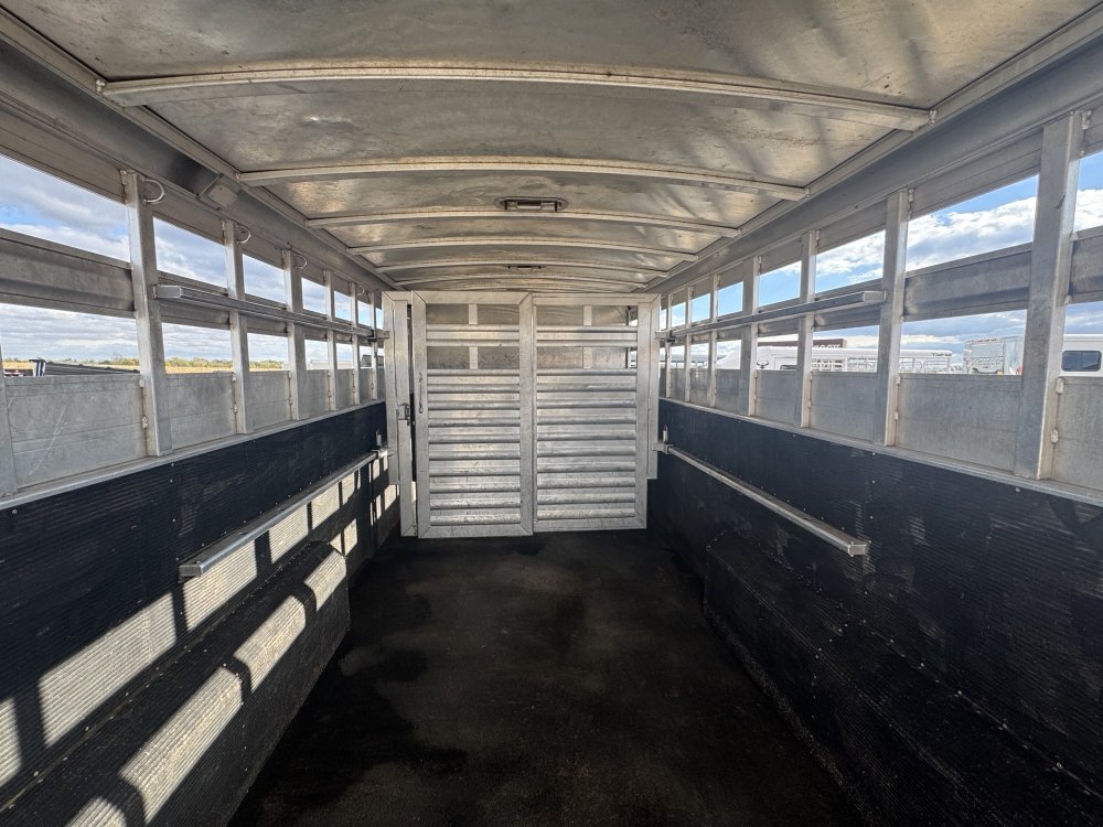 2017 Elite 24' Livestock w/ double door 4' tack