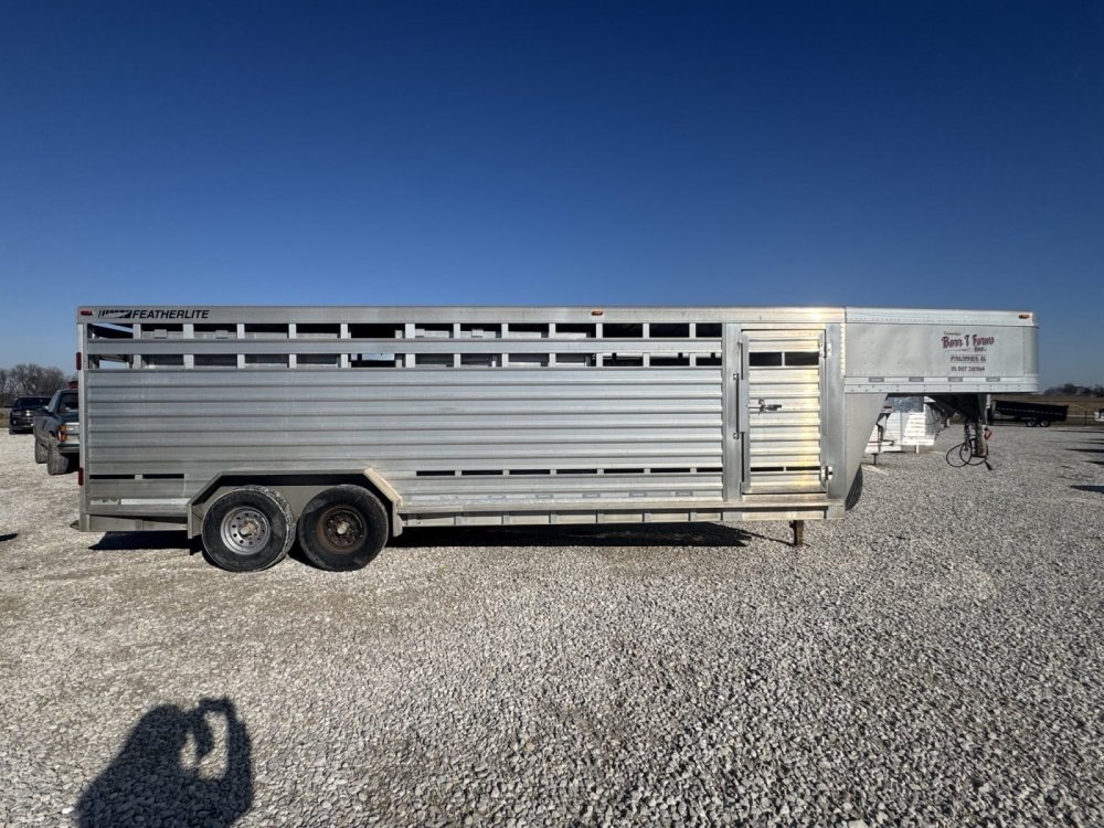 2009 Featherlite 24' Livestock Trailer
