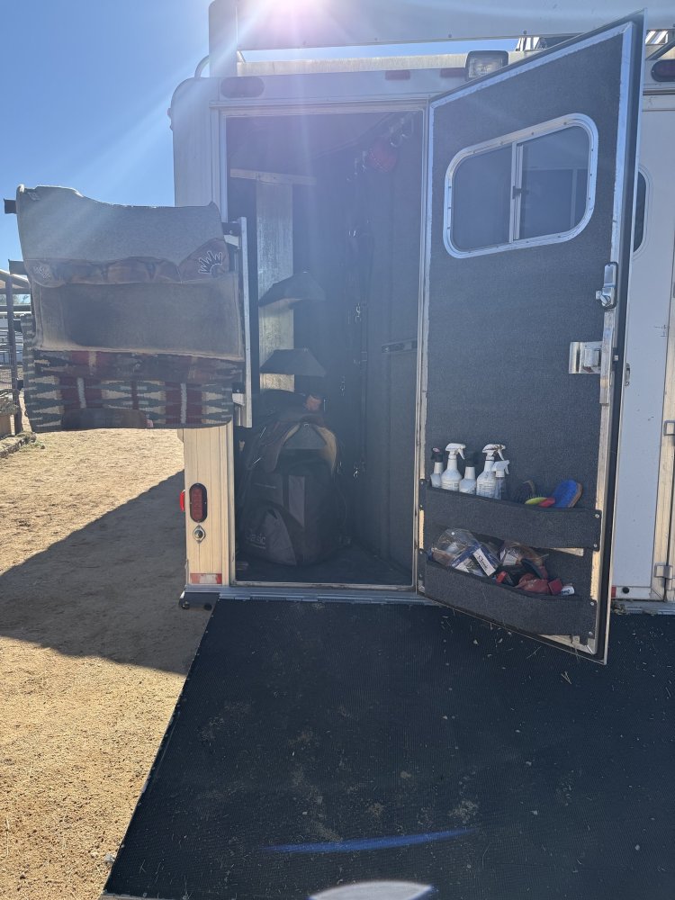 2005 Elite 3 Horse 17' Outlaw Conversions