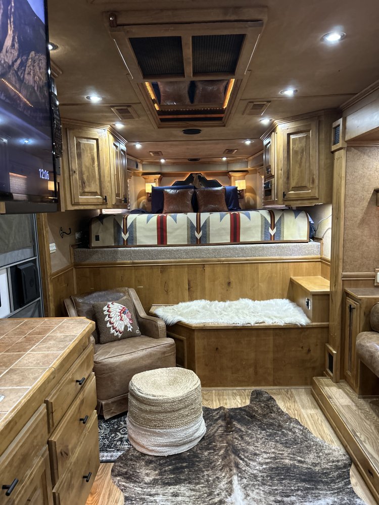 2005 Elite 3 Horse 17' Outlaw Conversions