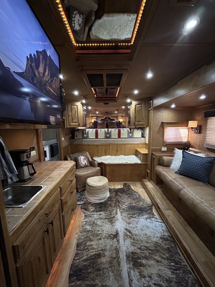 2005 Elite 3 Horse 17' Outlaw Conversions