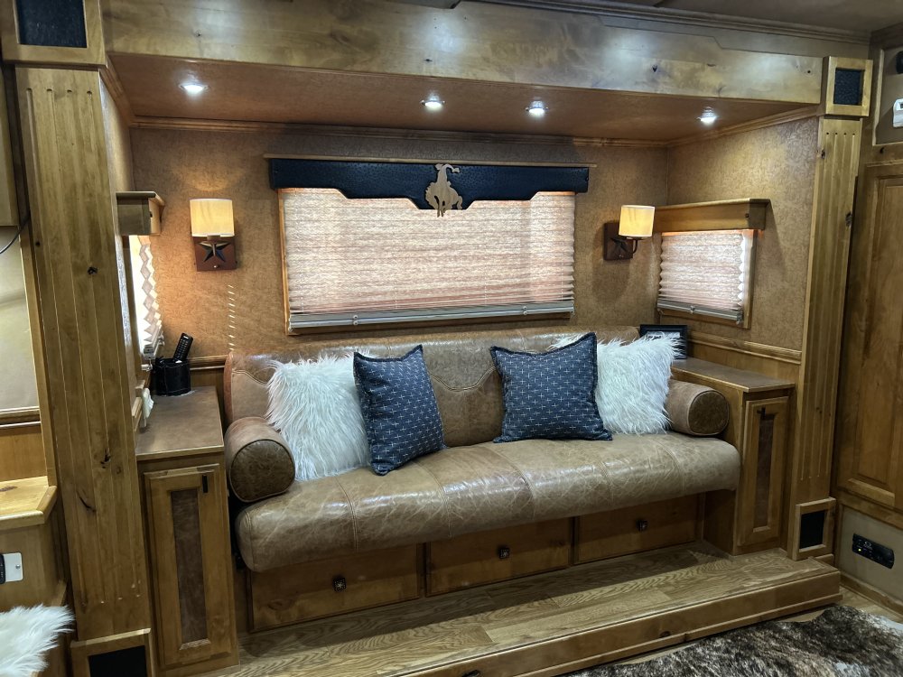 2005 Elite 3 Horse 17' Outlaw Conversions