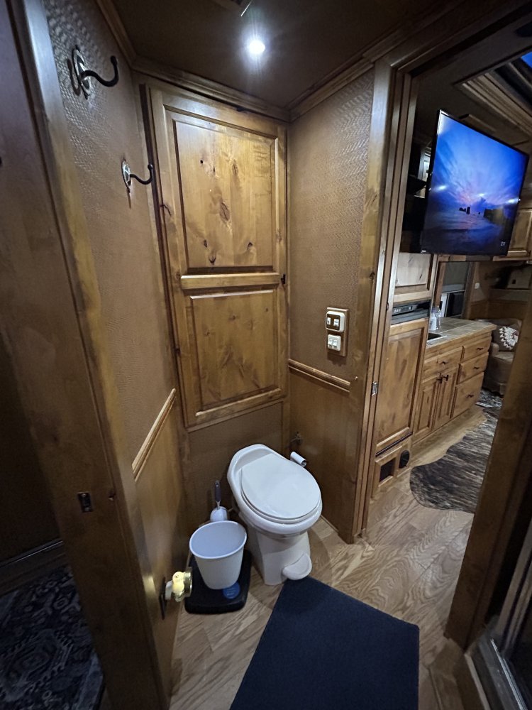 2005 Elite 3 Horse 17' Outlaw Conversions