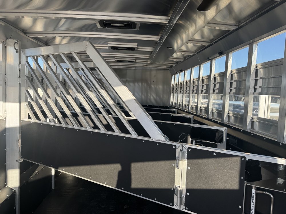 2025 Twister 5 Horse 24' Stock Combo