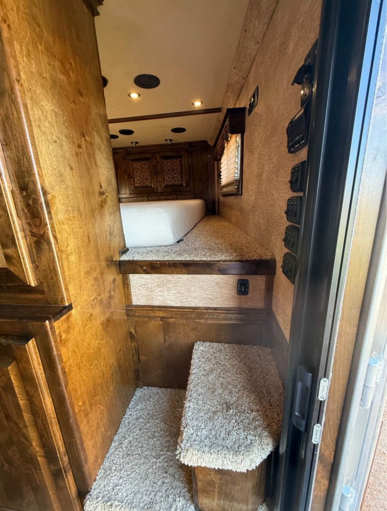 2014 Platinum 4 Horse w/ 18' Outlaw Conversions