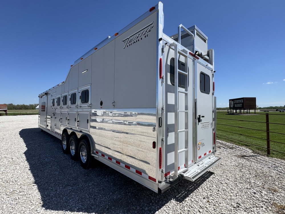 2026 Twister 5 Horse Side Load 13'6 Trail Boss Horse - Living Quarters