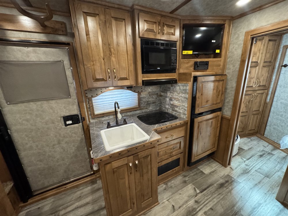 2026 Twister 5 Horse Side Load 13'6 Trail Boss Horse - Living Quarters