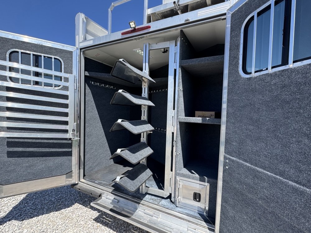 2026 Twister 5 Horse Side Load 13'6 Trail Boss Horse - Living Quarters