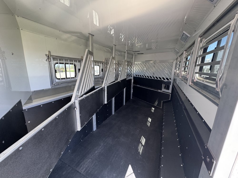 2026 Twister 5 Horse Side Load 13'6 Trail Boss Horse - Living Quarters