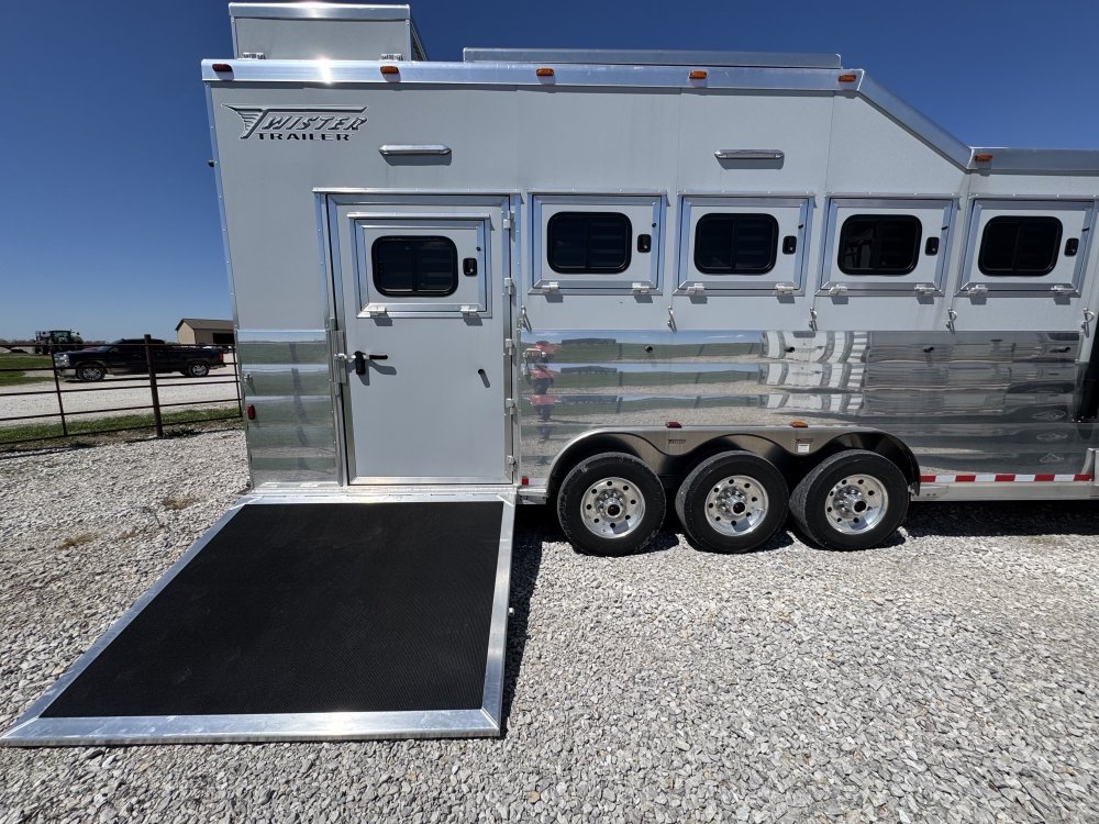 2026 Twister 5 Horse Side Load 13'6 Trail Boss Horse - Living Quarters