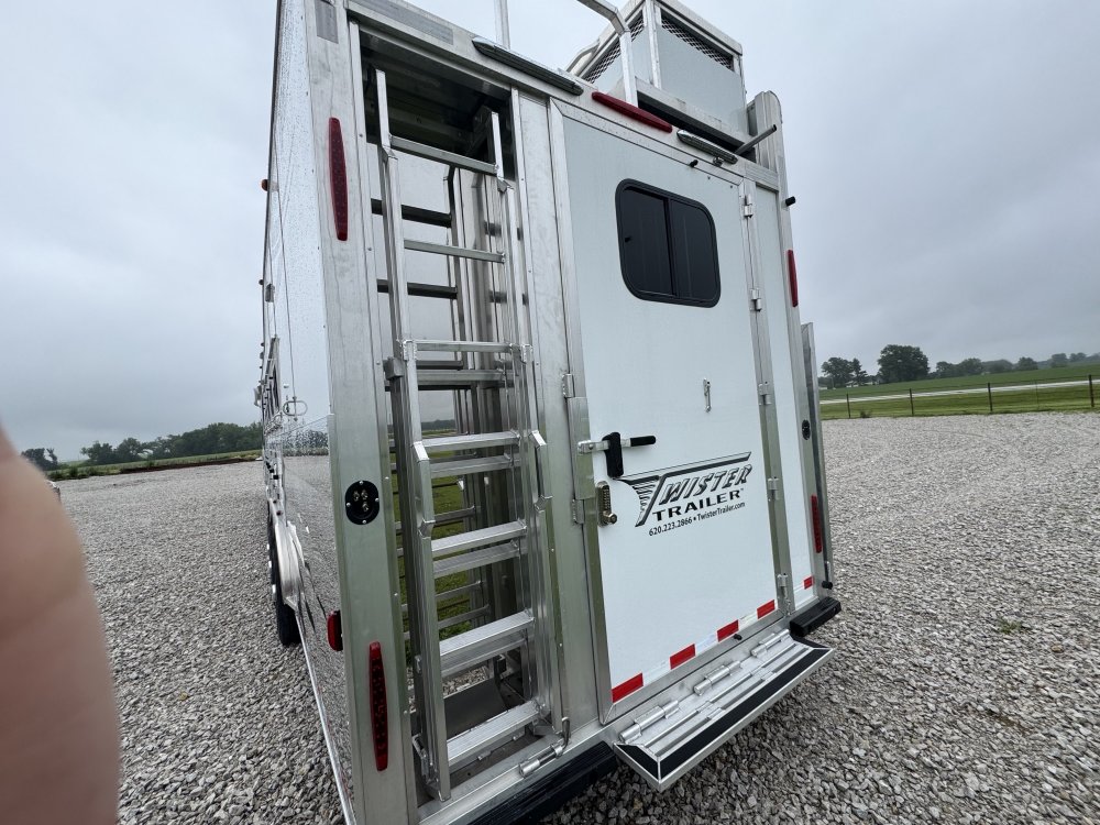 2025 Twister 17'6 Trail Boss LQ 5 Horse Side Load