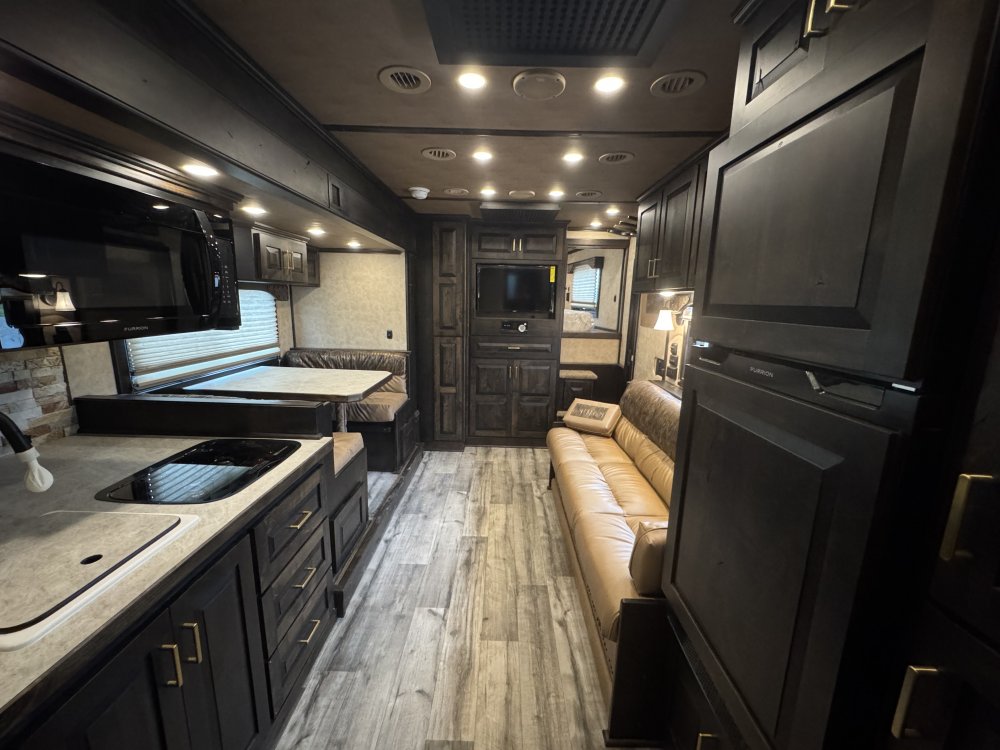 2025 Twister 17'6 Trail Boss LQ 5 Horse Side Load