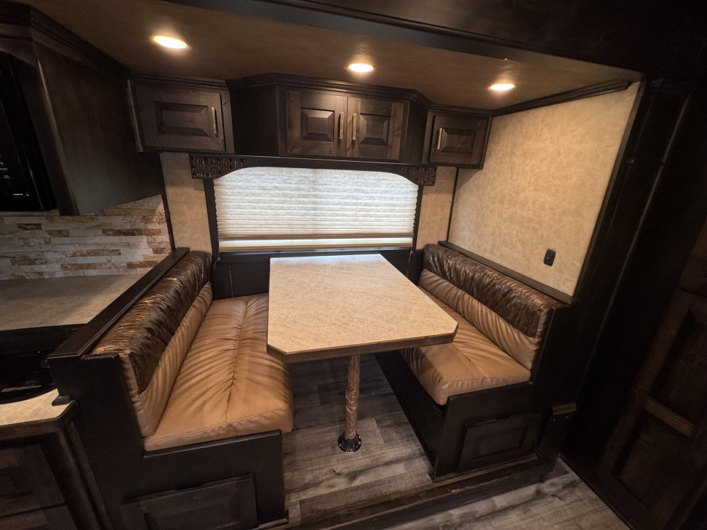 2025 Twister 17'6 Trail Boss LQ 5 Horse Side Load