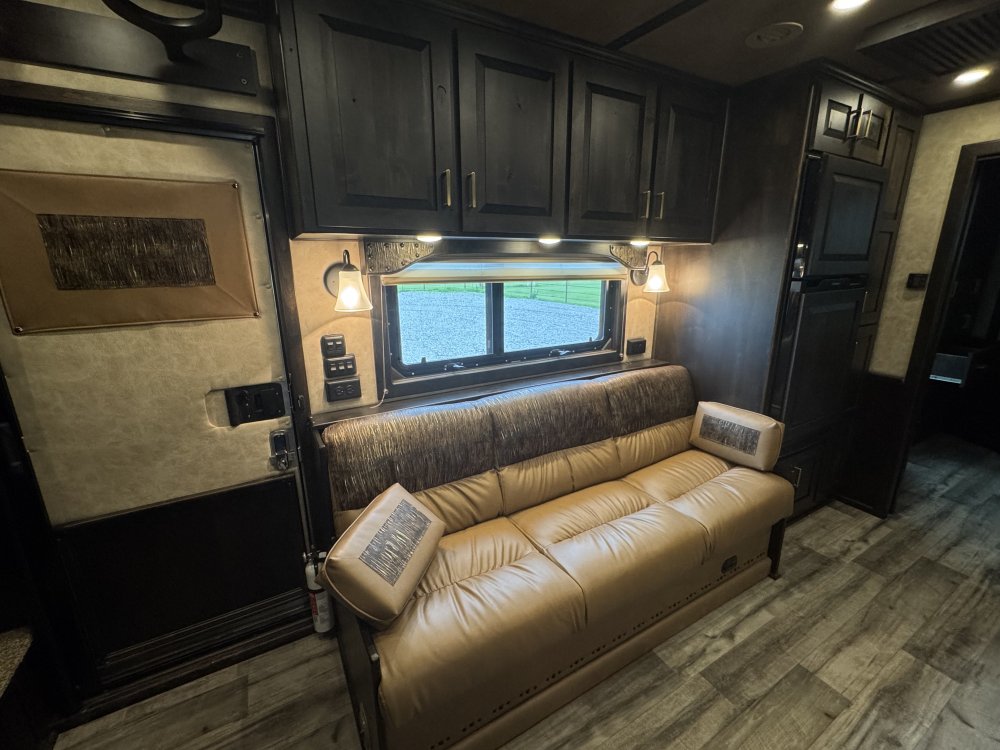 2025 Twister 17'6 Trail Boss LQ 5 Horse Side Load