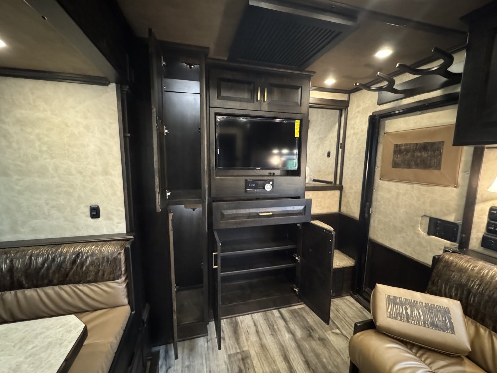 2025 Twister 17'6 Trail Boss LQ 5 Horse Side Load